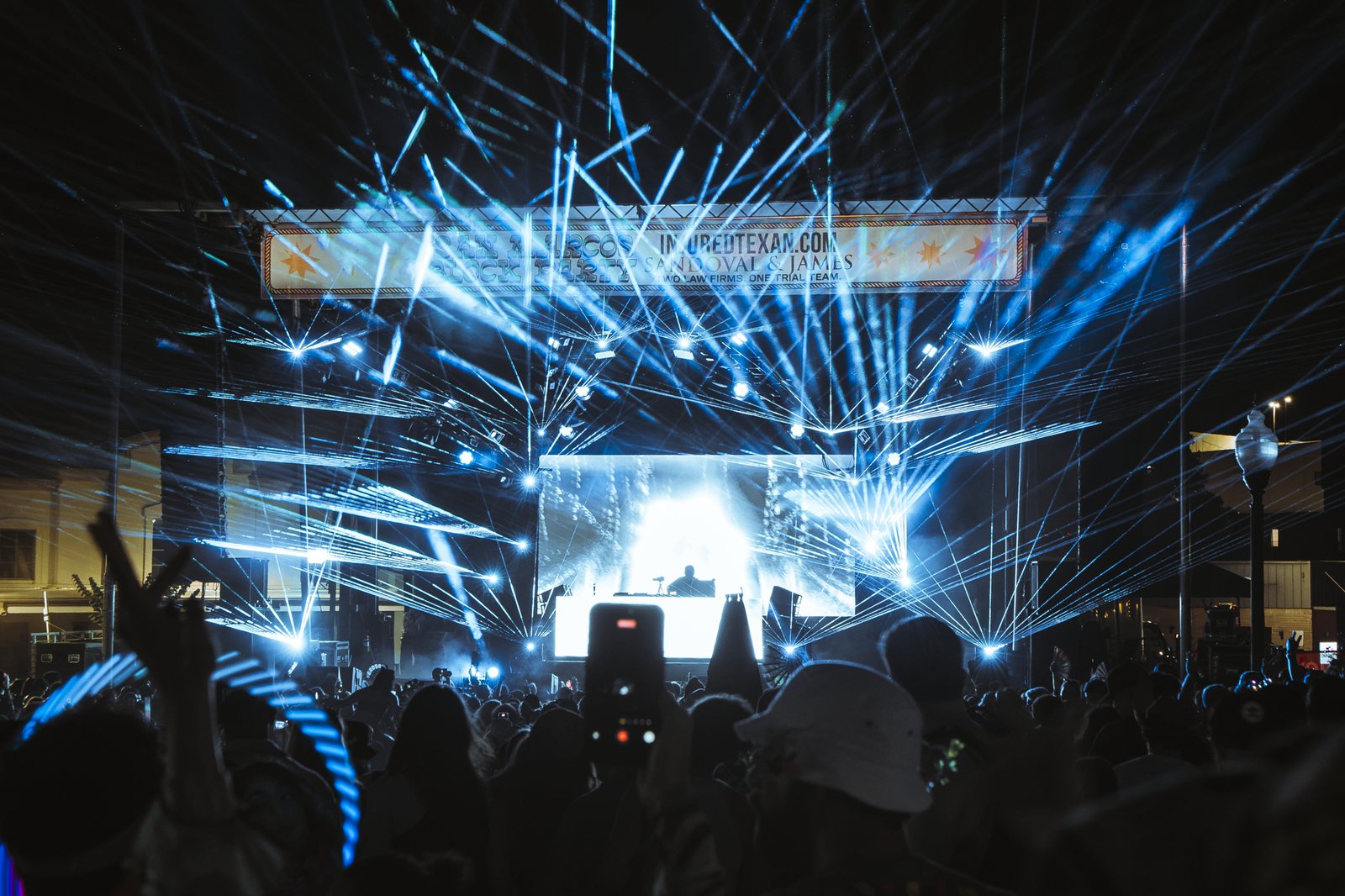 Lasers and smoke for the headline set